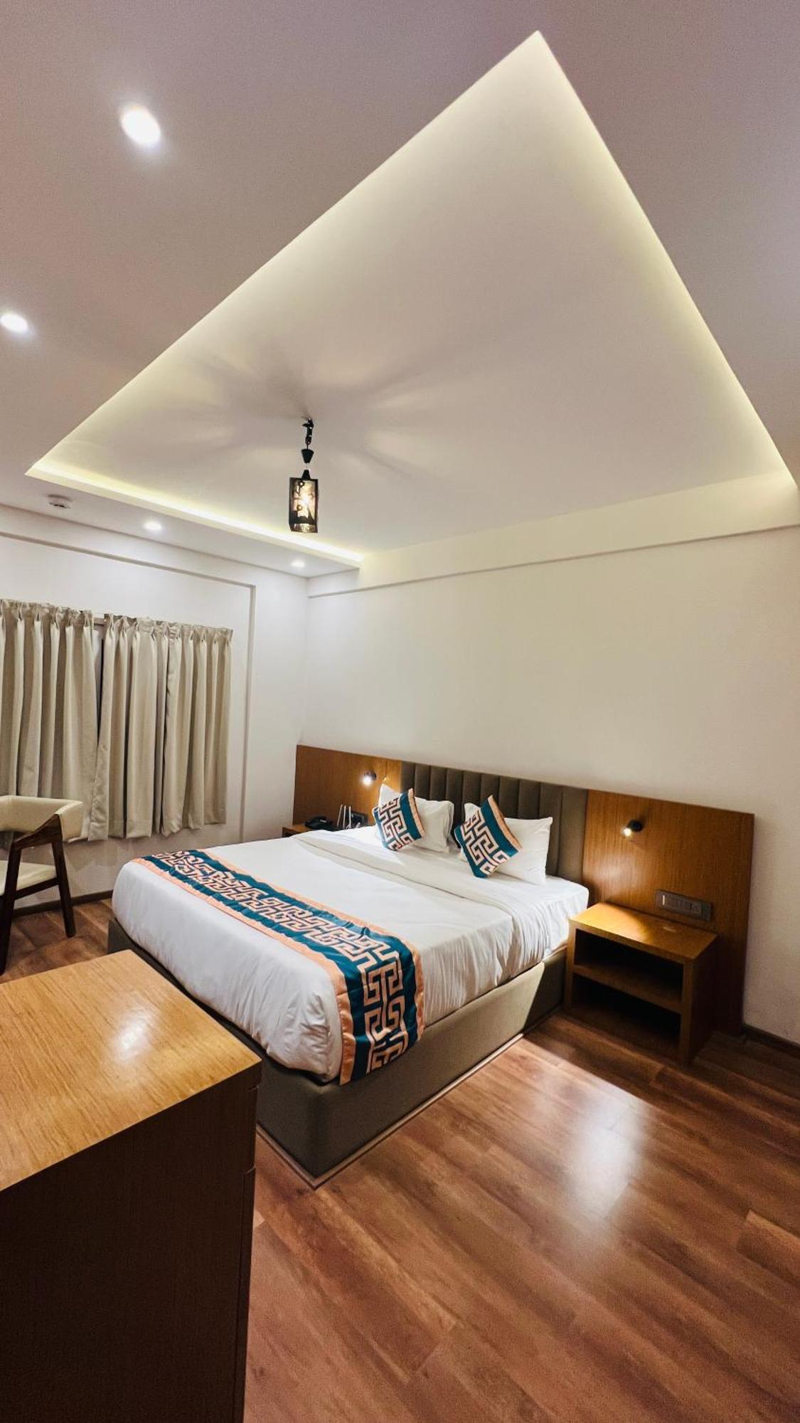 Hotel Aashraya Dod Jala 外观 照片
